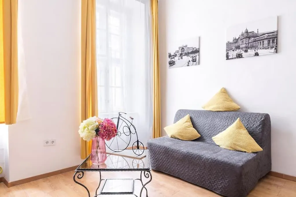 Apartment Vintage Style Cozy Downtown Apartment. Budapest